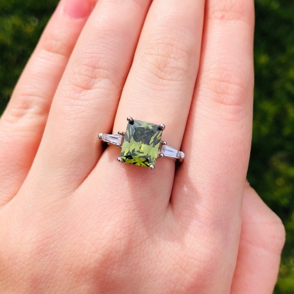 Peridot & Sterling Silver Princess Cut Ring - Picture 3 of 7